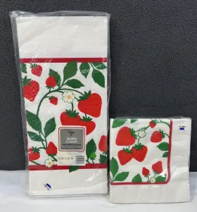 093252 Ambassador Vintage Hallmark Strawberries Napkins Paper Table Cover White Red Nos