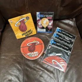 Designware 017531034305 Miami Heat Basketball 7 Inch Party Plates Napkins Balloons And Loot Bags. Bundle
