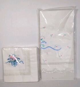 Hallmark 070000022920 Vintage Napkins And Table Cover Blue Pink Flower Pattern Nos