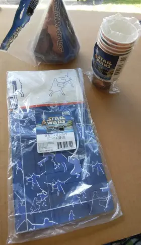 1tbl2193 Hallmark New Star Wars Episode 2 Attack Of The Clones Birthday Party Tablecover Cups Hats