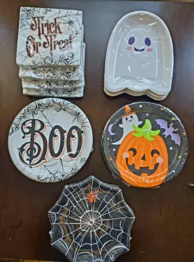 Juvale 819132020110 112 Pc Halloween Party Tableware 48 8.5 Inch Paper Plates And 64 12.75 Napkins