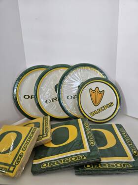 University Of Oregon Ducks 039938102975 Party Paper Plates And Napkins. Official Licensed. Lot 8. U O